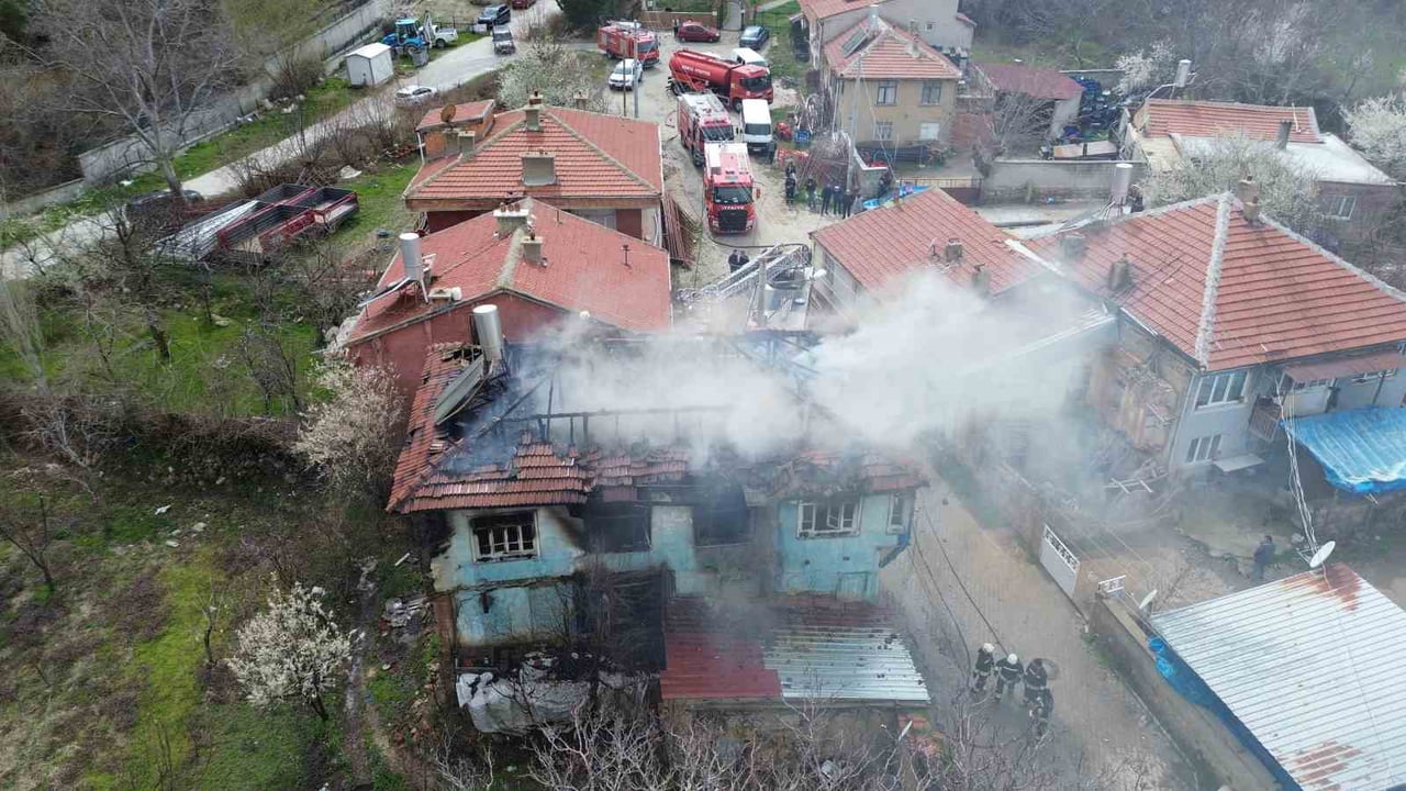 KONYA’NIN AKŞEHİR İLÇESİNDE SOBADAN ÇIKTIĞI DEĞERLENDİRİLEN YANGIN, MÜSTAKİL EVİ KULLANILAMAZ HALE...