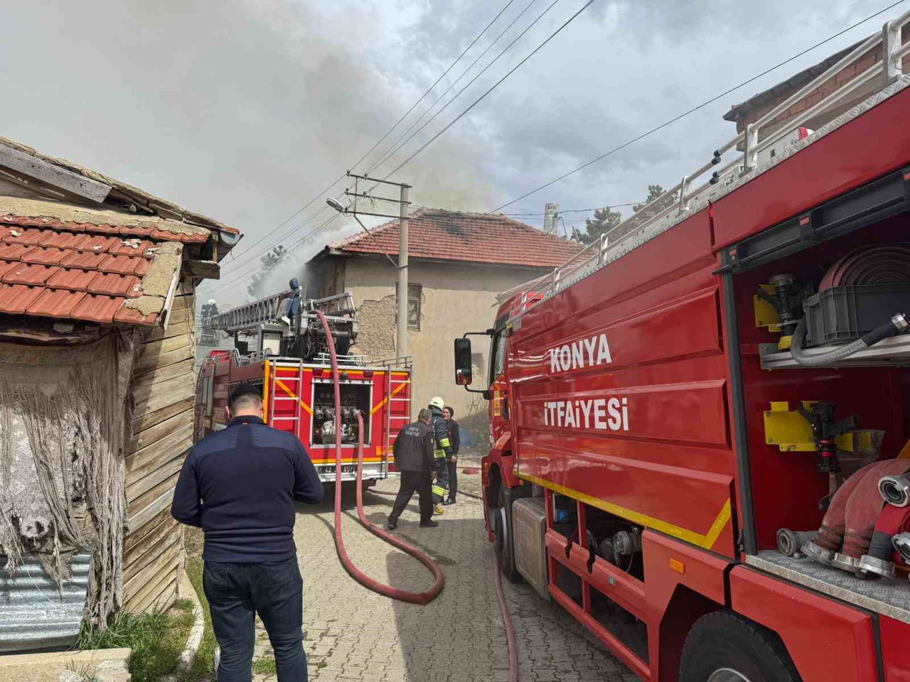KONYA’NIN AKŞEHİR İLÇESİNDE SOBADAN ÇIKTIĞI DEĞERLENDİRİLEN YANGIN, MÜSTAKİL EVİ KULLANILAMAZ HALE...