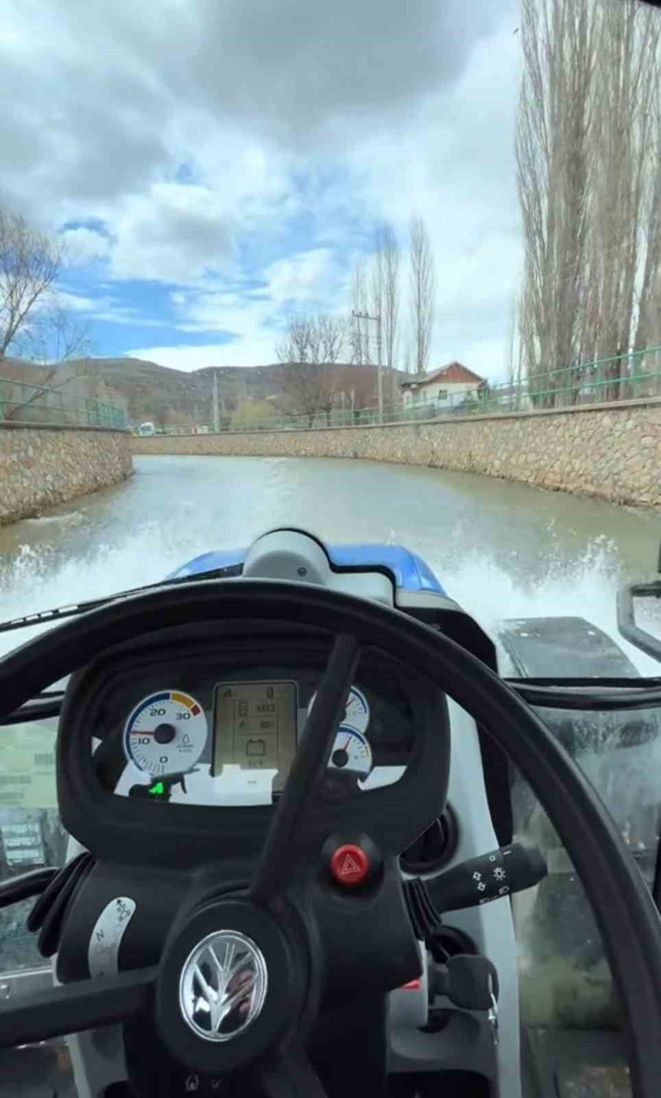 KONYA’NIN BOZKIR İLÇESİNDE BİR ÇİFTÇİNİN TEMİZLİK AMACIYLA TRAKTÖRÜYLE ÇARŞAMBA KANALI’NA GİRDİĞİ...