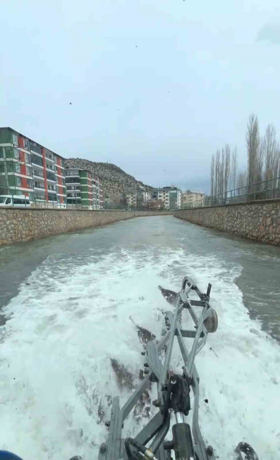KONYA’NIN BOZKIR İLÇESİNDE BİR ÇİFTÇİNİN TEMİZLİK AMACIYLA TRAKTÖRÜYLE ÇARŞAMBA KANALI’NA GİRDİĞİ...