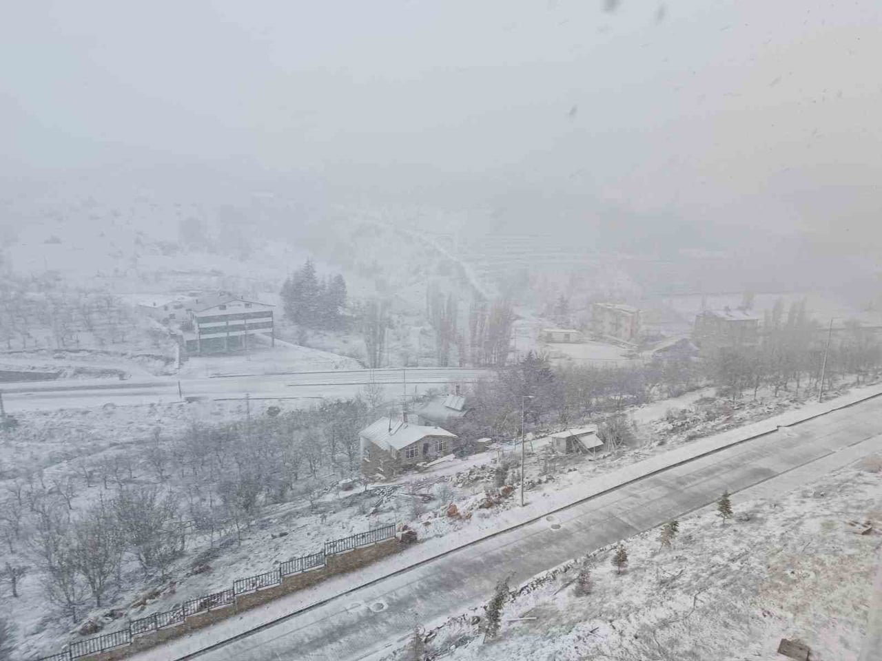 KONYA’NIN HADİM İLÇESİNDE ETKİLİ OLAN KAR YAĞIŞI, İLÇEYİ BEYAZA BÜRÜDÜ.