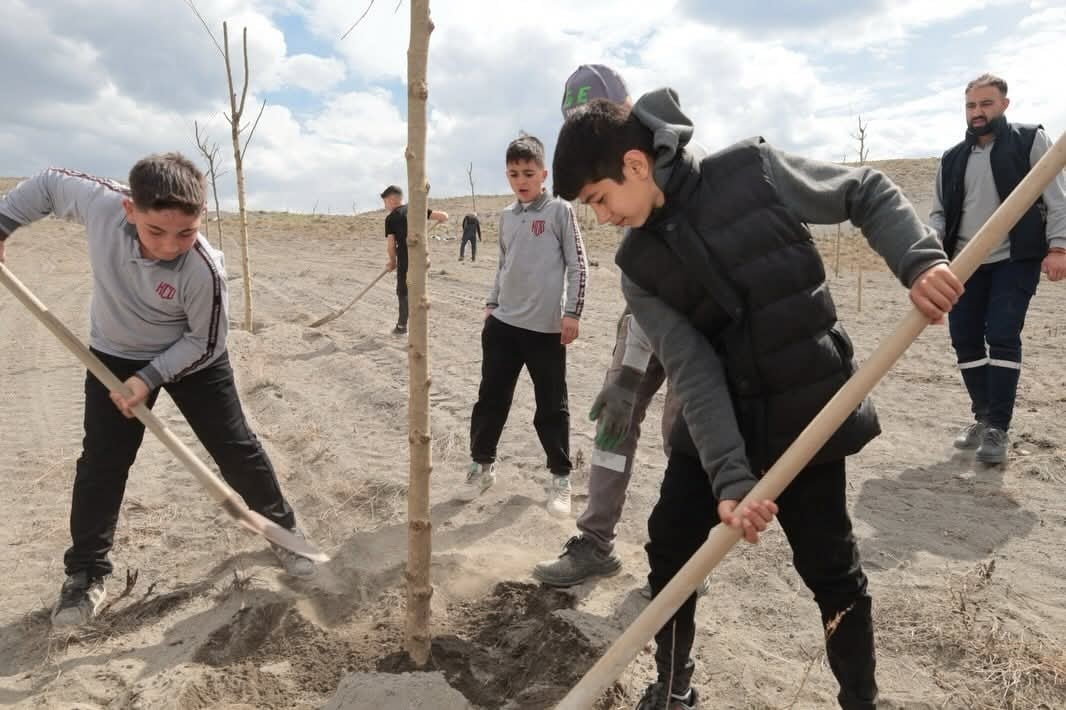 KONYA’NIN KARAPINAR İLÇESİNDE AĞAÇLANDIRMA ÇALIŞMALARI HIZ KESMEDEN DEVAM EDİYOR.