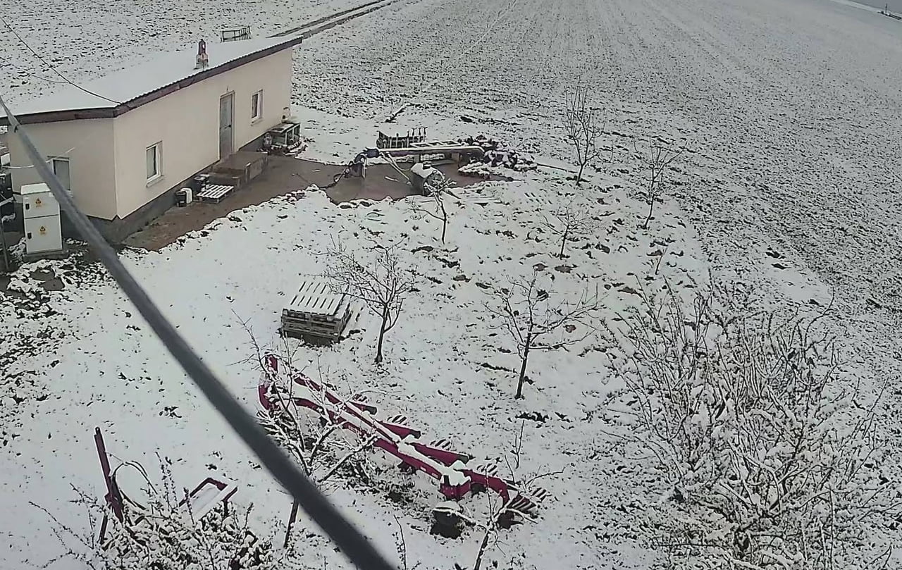 KONYA’NIN KARAPINAR İLÇESİNDE GECE SAATLERİNDE BAŞLAYAN KAR YAĞIŞI, İLÇE GENELİNDE ETKİLİ OLARAK...