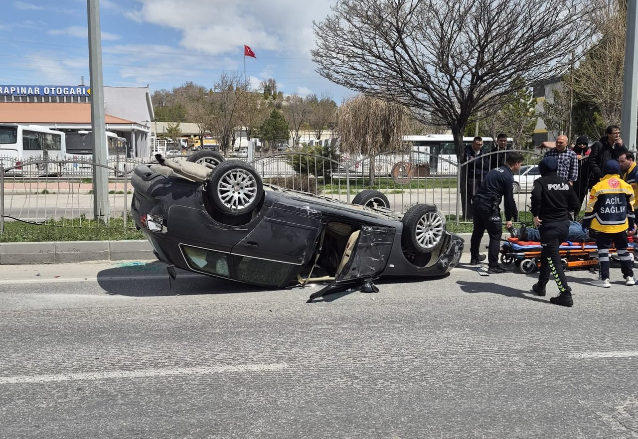 KONYA’NIN KARAPINAR İLÇESİNDE MEYDANA GELEN TRAFİK KAZASINDA 2 KİŞİ YARALANDI.