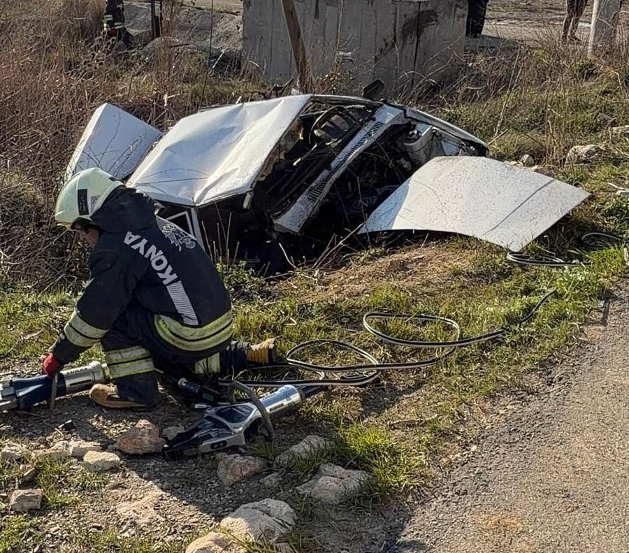 KONYA’NIN SEYDİŞEHİR İLÇESİNDE KONTROLDEN ÇIKAN OTOMOBİLİN ŞARAMPOLE YUVARLANMASI SONUCU 1’İ AĞIR...