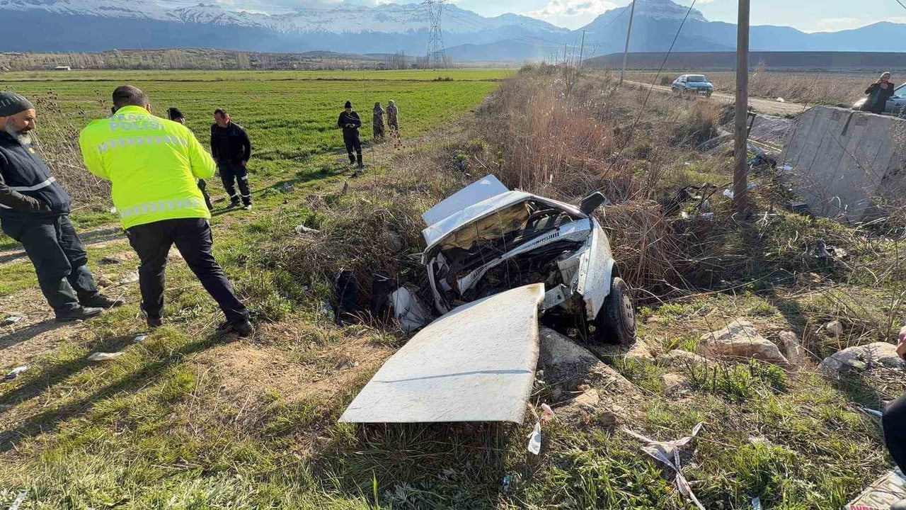 KONYA’NIN SEYDİŞEHİR İLÇESİNDE KONTROLDEN ÇIKAN OTOMOBİLİN ŞARAMPOLE YUVARLANMASI SONUCU 1’İ AĞIR...