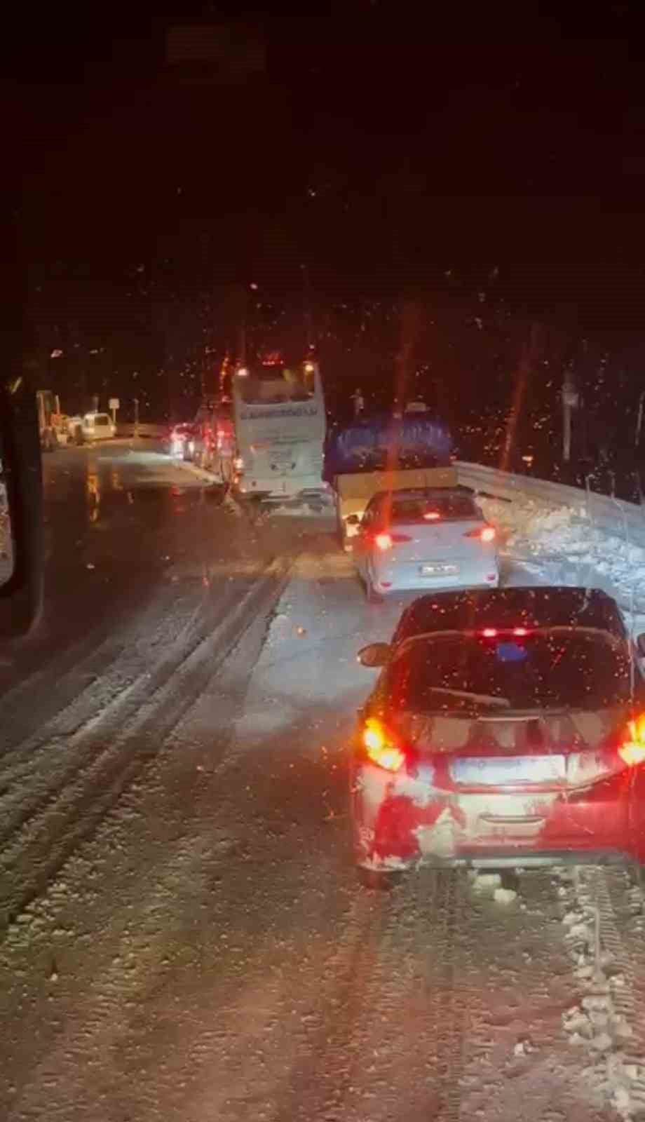 KOP DAĞI GEÇİDİ’NDE BUZLANMA ULAŞIMI AKSATTI