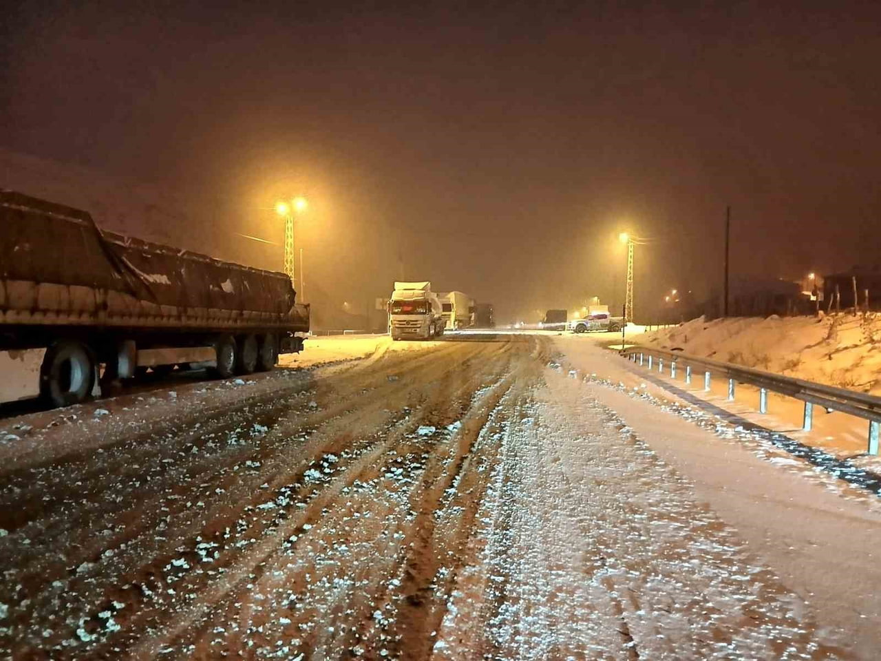 KOP DAĞI GEÇİDİ’NDE BUZLANMA ULAŞIMI AKSATTI