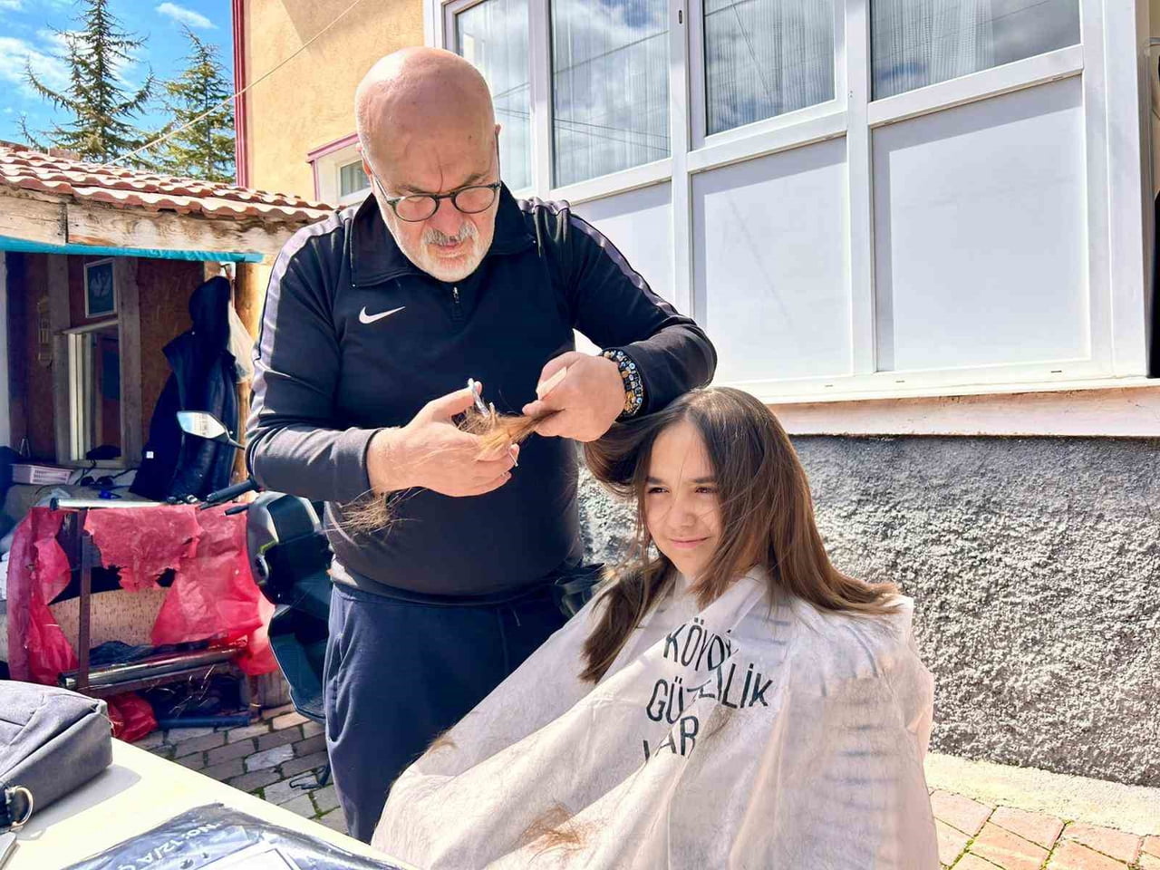 KÖY KÖY GEZEREK KIZ ÇOCUKLARININ SAÇLARINI ÜCRETSİZ KESEN İSMAİL KIZIL, ‘KÖYDE GÜZELLİK VAR’...