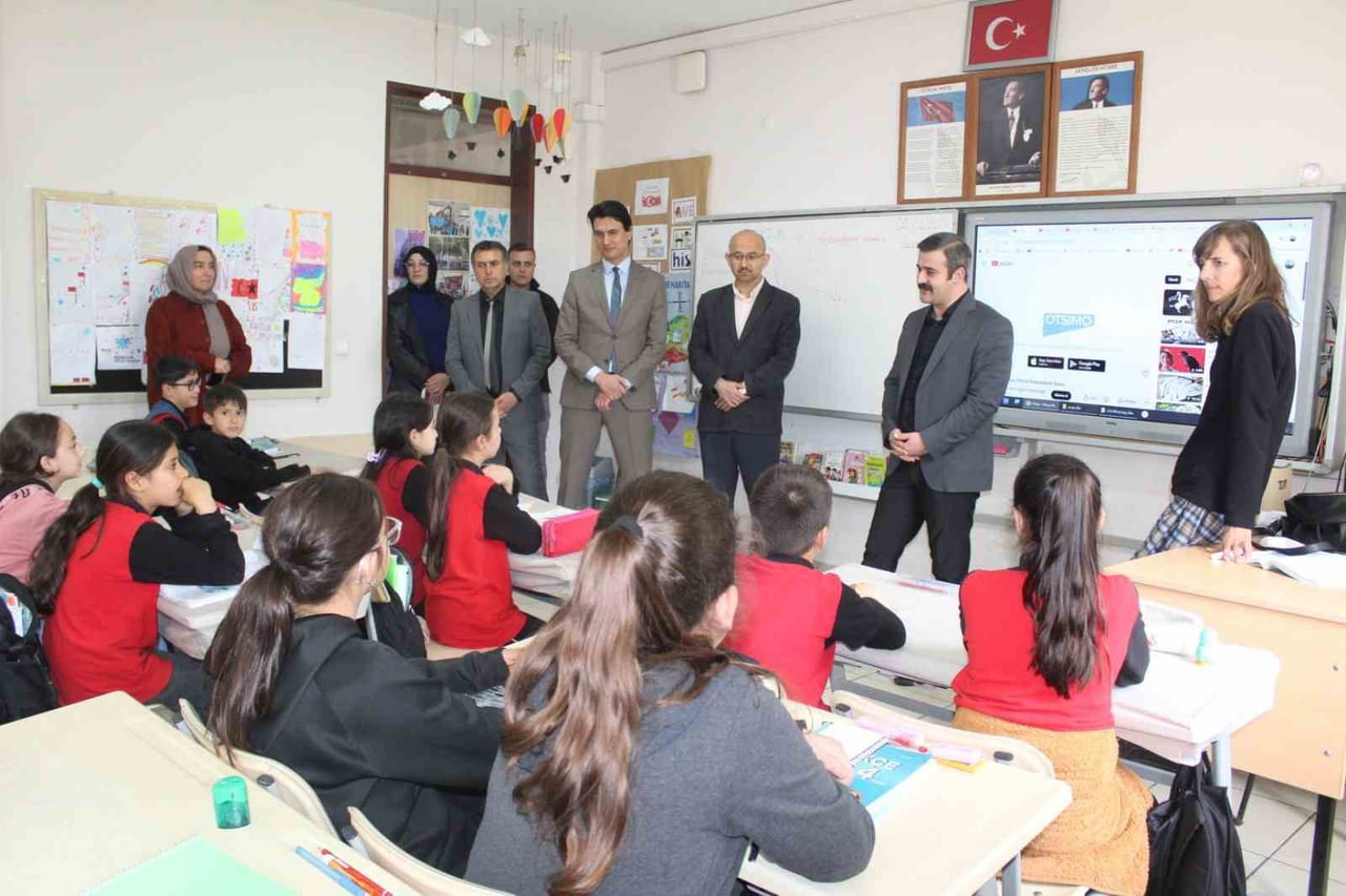 KÖYCEĞİZ KAYMAKAMI KUMCU, ŞEHİT BURAK ERDİ UYSAL ORTAOKULU’NU ZİYARET ETTİ