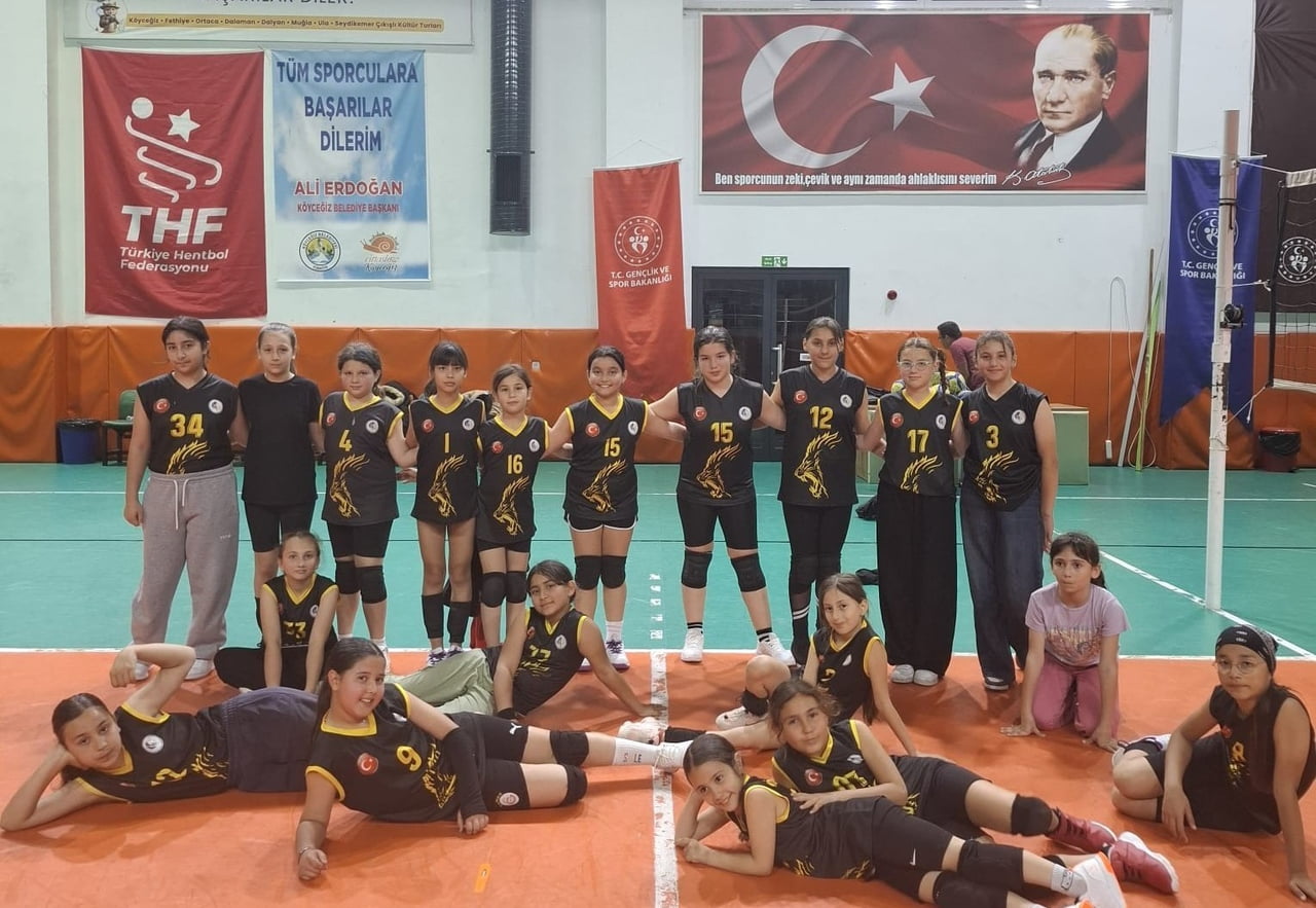 KÖYCEĞİZ MİNİ VOLEYBOL TAKIMINDA MİNİK KAPTANLAR YETİŞİYOR
