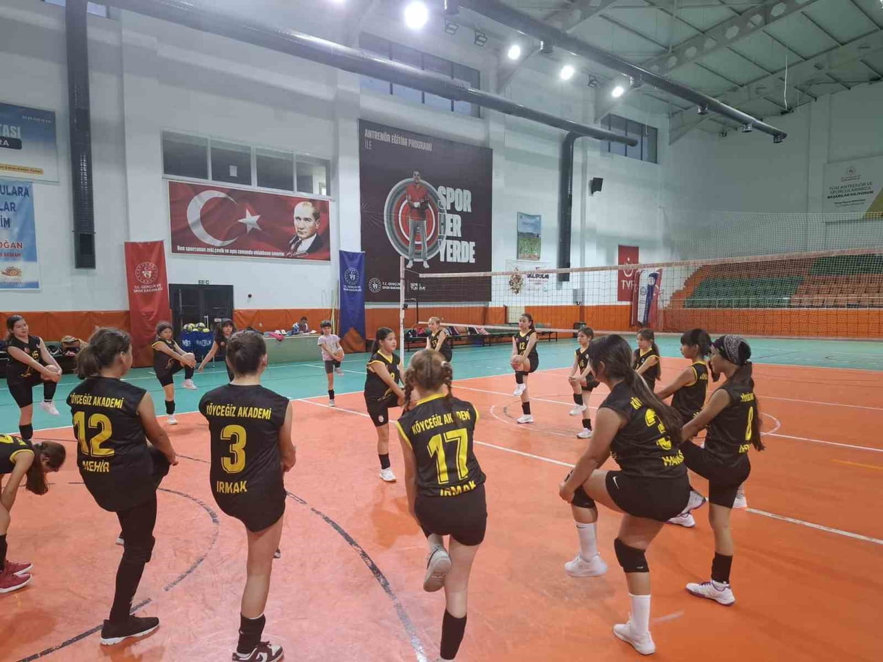 KÖYCEĞİZ MİNİ VOLEYBOL TAKIMINDA MİNİK KAPTANLAR YETİŞİYOR
