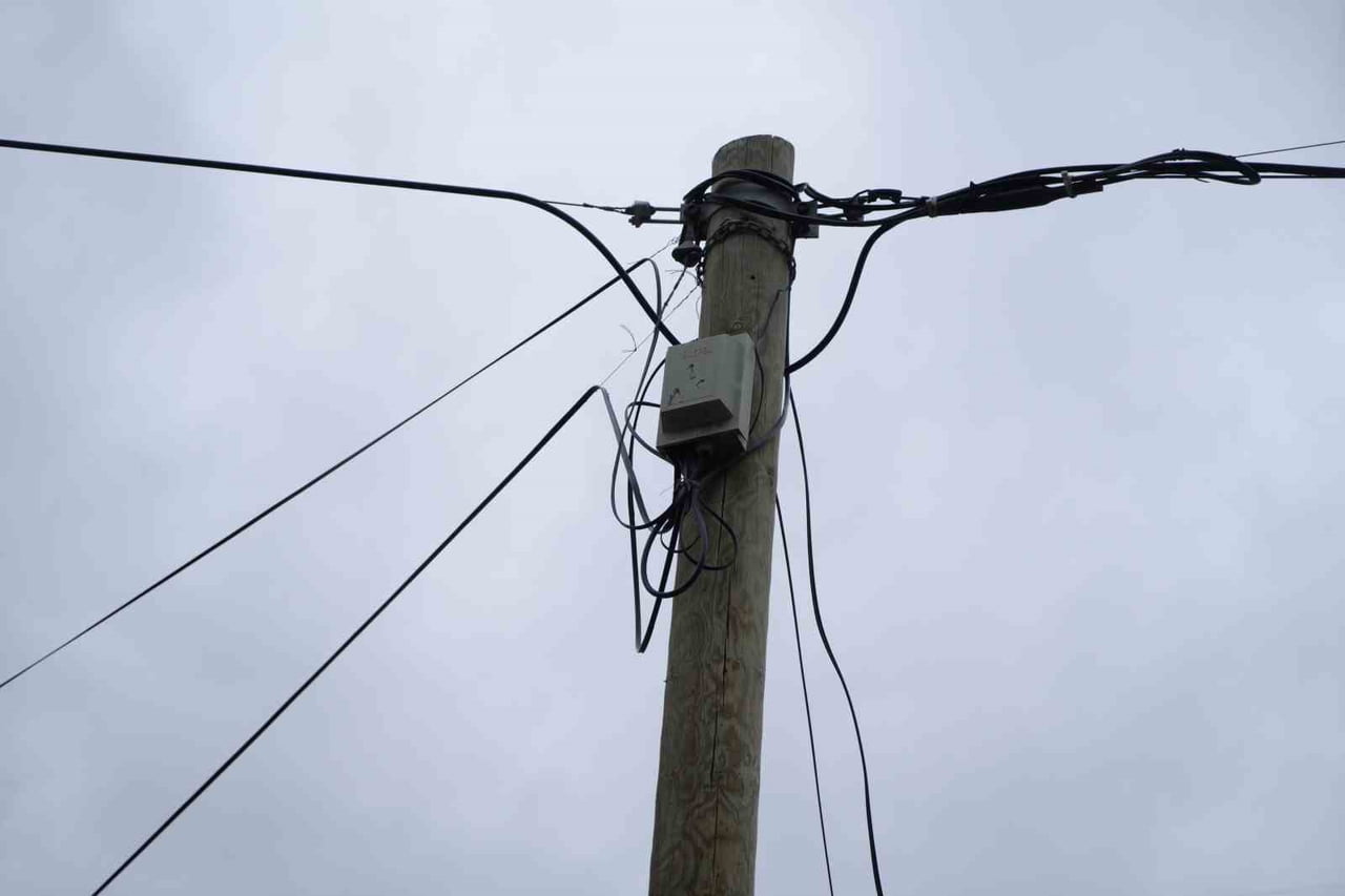 KÖYDE SEL NEDENİYLE HASAR GÖREN KÖPRÜYÜ ONARMAK İSTEYEN TEMEL ECE, ELEKTRİK AKIMI OLMADIĞINI...