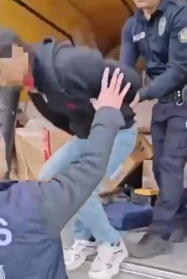 KOYULHİSAR’DA DURDURULAN KAMYONETİN KASASINDA, EŞYALAR ARASINA GİZLENMİŞ 5 DÜZENSİZ GÖÇMEN...