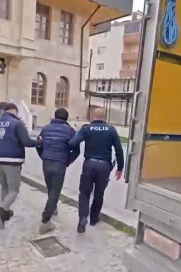 KOYULHİSAR’DA DURDURULAN KAMYONETİN KASASINDA, EŞYALAR ARASINA GİZLENMİŞ 5 DÜZENSİZ GÖÇMEN...