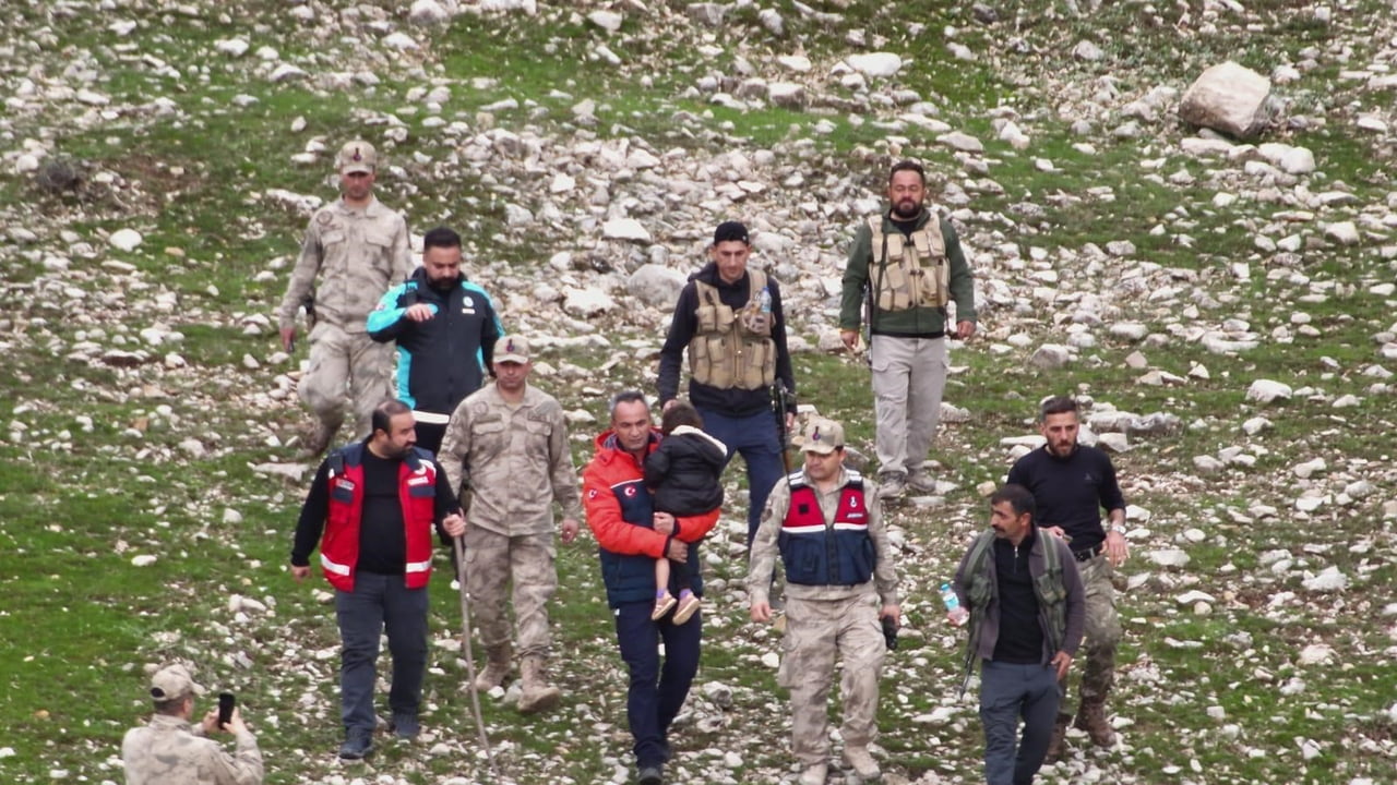 KÜÇÜK ZİKAN, KAYBOLDUĞU NOKTADAN YAKLAŞIK 3,4 KİLOMETRE UZAKLIKTA, ARAZİDE SAĞ SALİM...