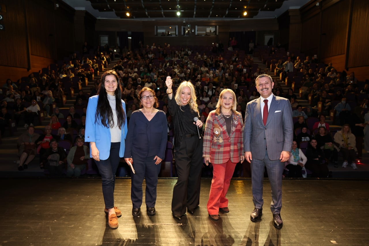 KÜÇÜKÇEKMECE BELEDİYESİ TARAFINDAN DÜZENLENEN ‘ÇEKMECEM’DE KİTAP VAR’ BULUŞMASININ KONUĞU GAZETECİ...