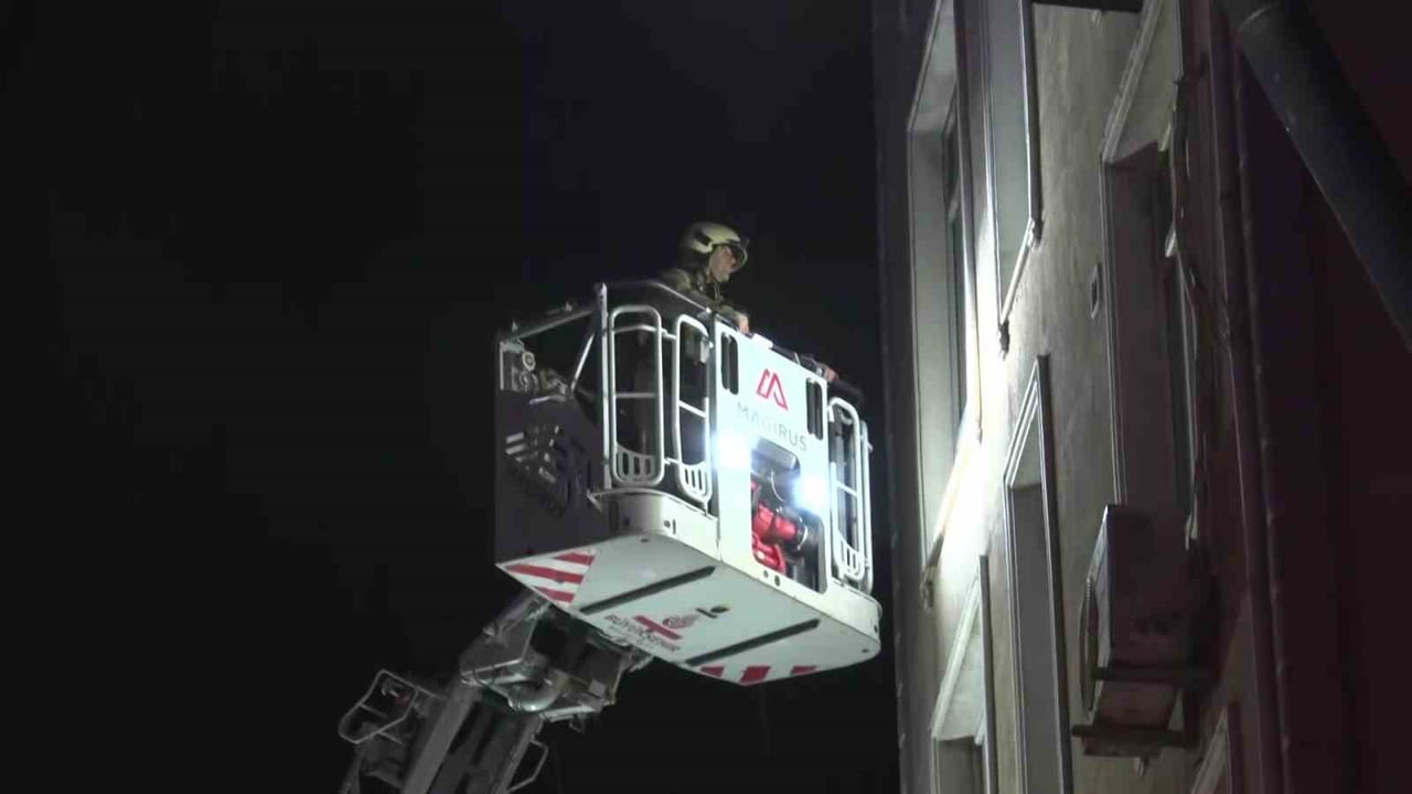 KÜÇÜKÇEKMECE’DE OTEL YANGININDA MAHSUR KALAN İKİ KİŞİ KURTARILDI