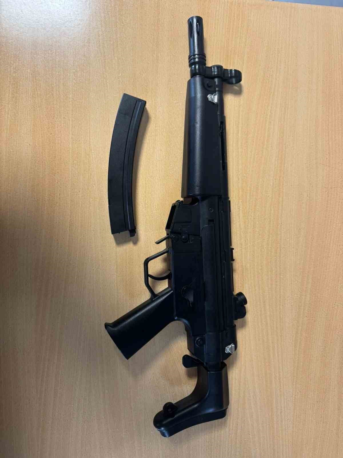 KÜÇÜKÇEKMECE’DE SOKAKTA UZUN NAMLULU SİLAHLA DOLAŞAN İKİ ŞAHIS GÖZALTINA ALINDI