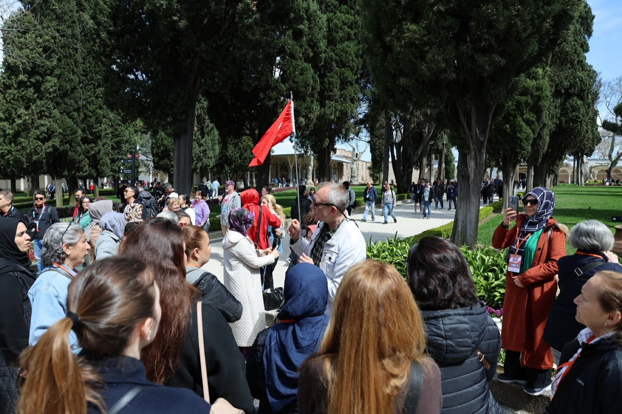 KÜÇÜKÇEKMECELİLER; UNESCO DÜNYA MİRASI LİSTESİNDE YER ALAN TOPKAPI SARAYI'NI PROFESYONEL REHBERLER...