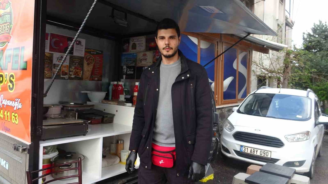 KÜÇÜKEN VİDEO OYUNLARDAKİ SOKAK SATICILARINA ÖZENİP BÜYÜNCE HAYALİNİ GERÇEKLEŞTİ