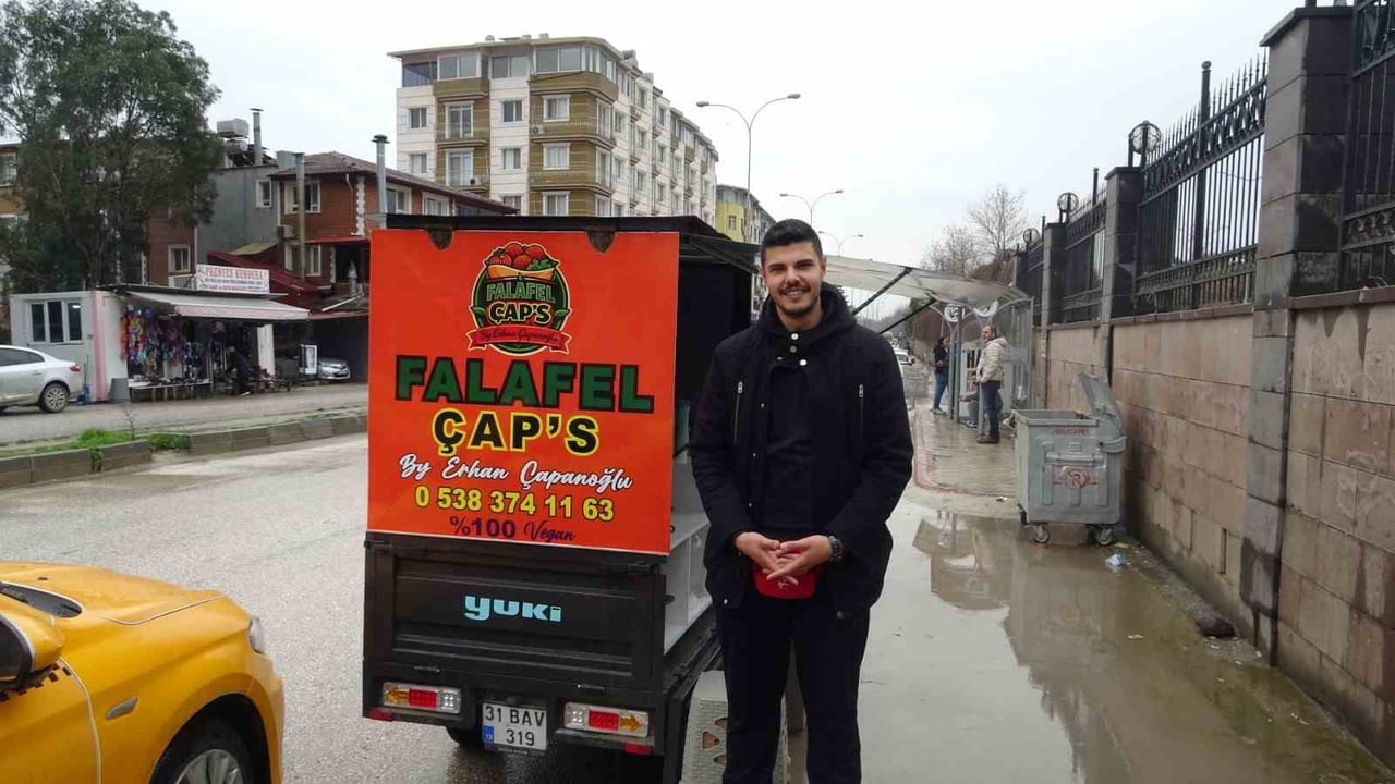 KÜÇÜKEN VİDEO OYUNLARDAKİ SOKAK SATICILARINA ÖZENİP BÜYÜNCE HAYALİNİ GERÇEKLEŞTİ