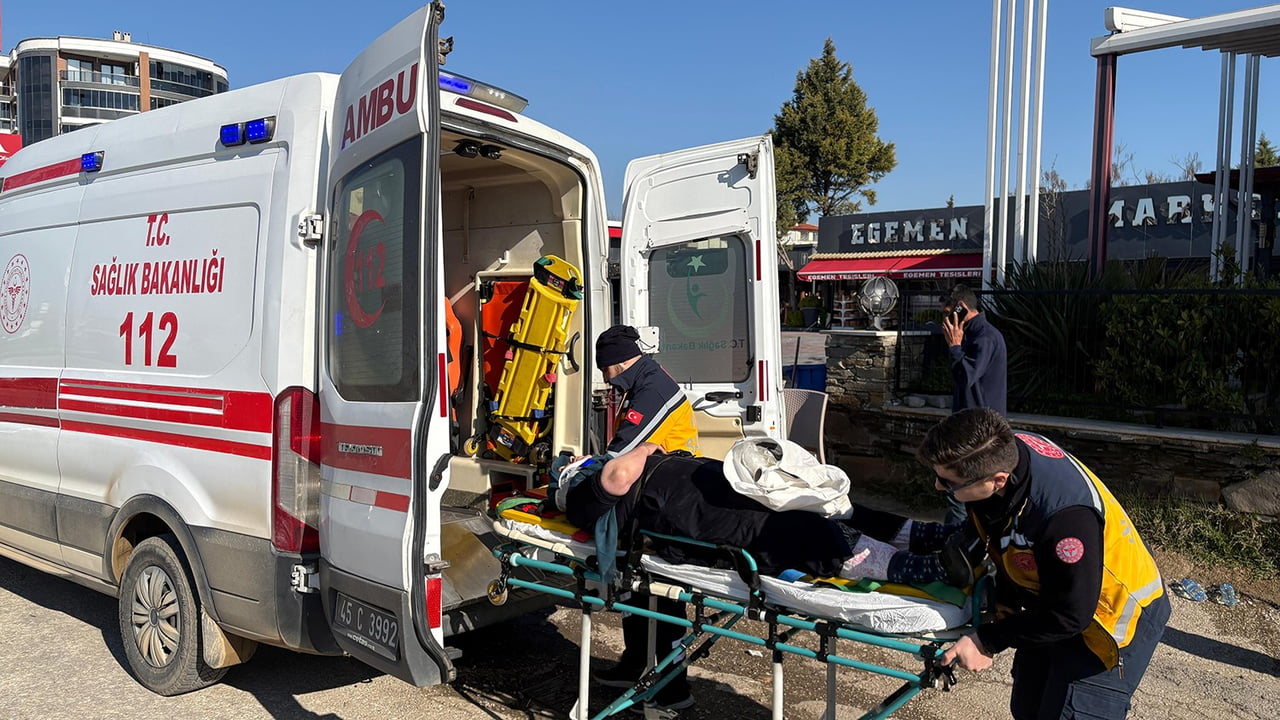 KULA İLÇESİNDE İZMİR-ANKARA D300 KARAYOLUNDA TIRIN, HAFİF TİCARİ ARACA ARKADAN ÇARPMASI SONUCU 3...