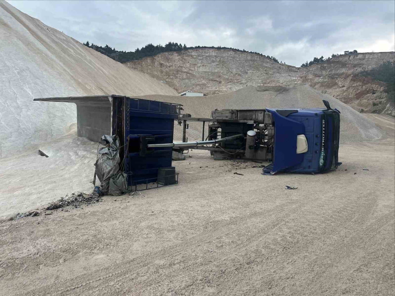 KUM BOŞALTIRKEN DEVRİLEN KAMYONDA İŞ KAZASI: 1 YARALI