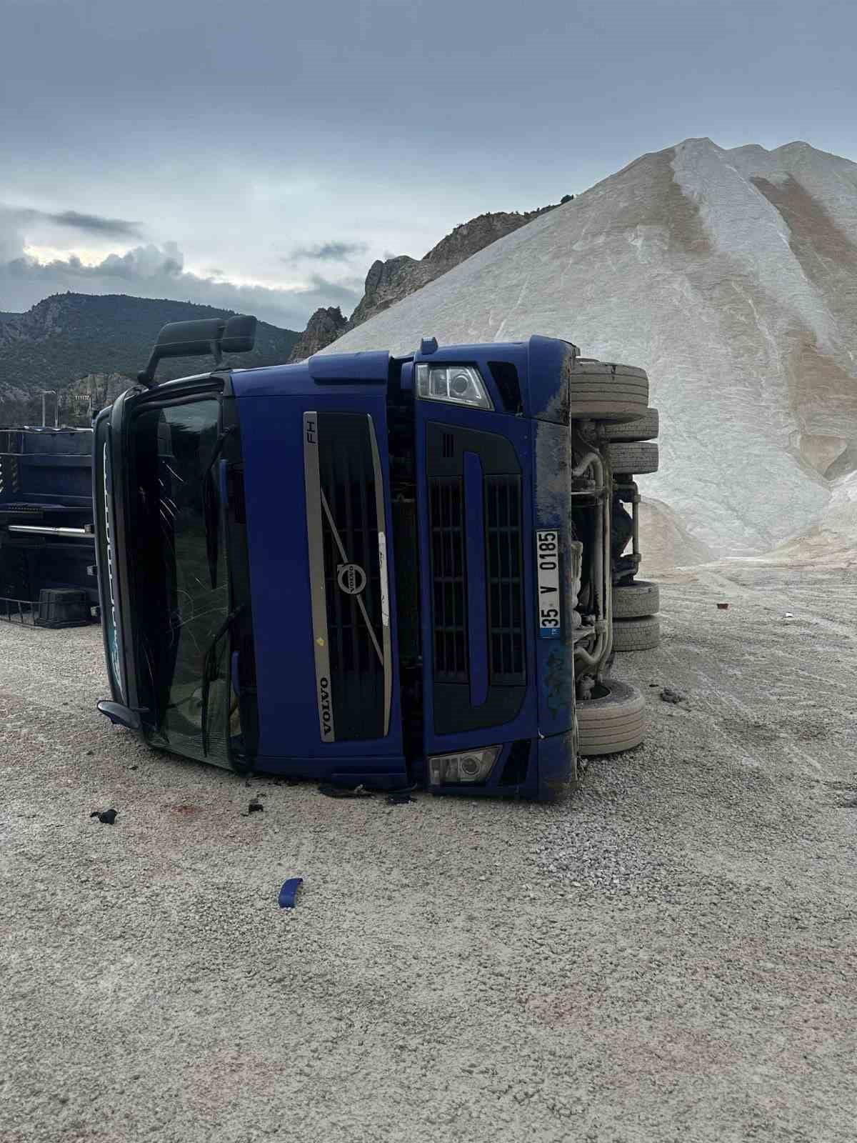 KUM BOŞALTIRKEN DEVRİLEN KAMYONDA İŞ KAZASI: 1 YARALI