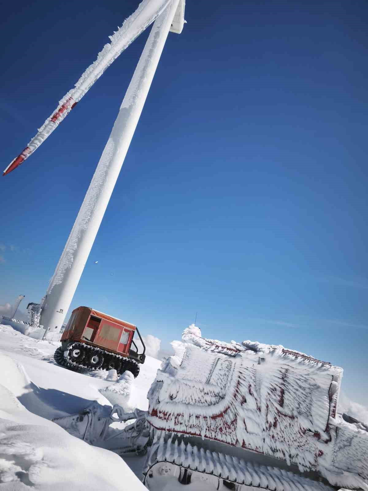 KUMALAR YAYLASI'NDA KURULU RÜZGÂR TÜRBİNLERİNİN BAKIMINI YAPMAK İSTEYEN ŞİRKET ÇALIŞANLARI...