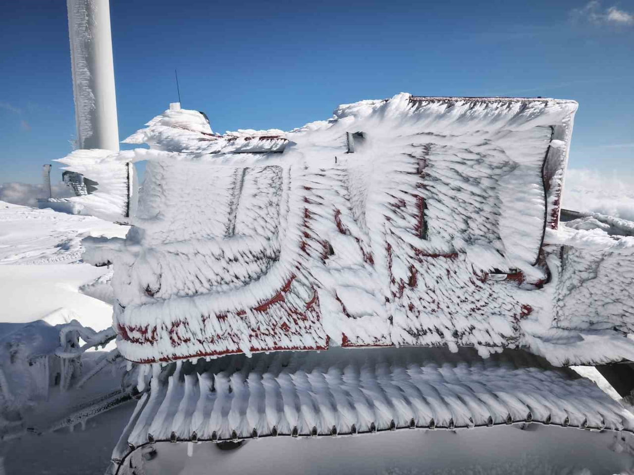 KUMALAR YAYLASI'NDA KURULU RÜZGÂR TÜRBİNLERİNİN BAKIMINI YAPMAK İSTEYEN ŞİRKET ÇALIŞANLARI...