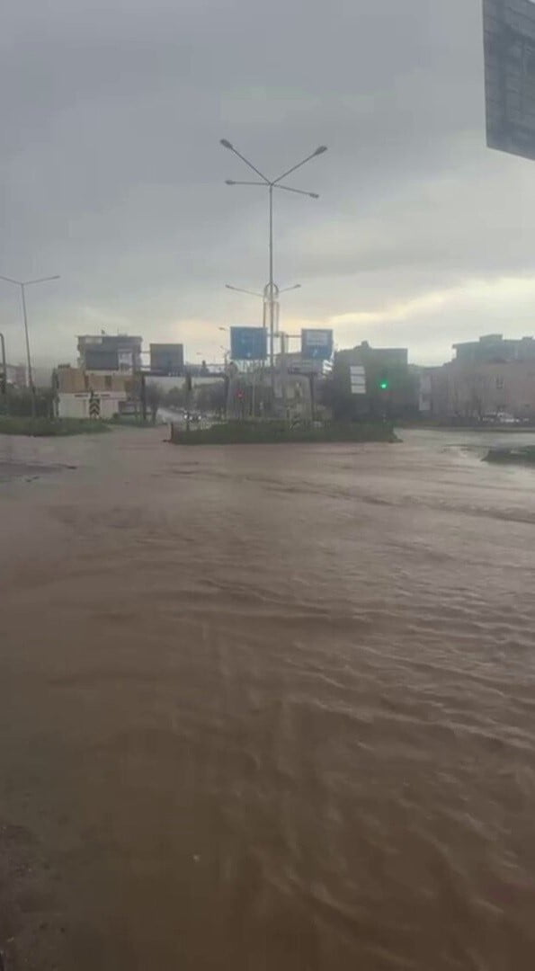KURTALAN’DA SAĞANAK YAĞIŞ HAYATI OLUMSUZ ETKİLEDİ