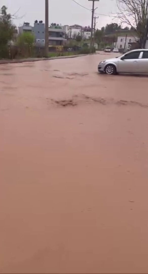 KURTALAN’DA SAĞANAK YAĞIŞ HAYATI OLUMSUZ ETKİLEDİ