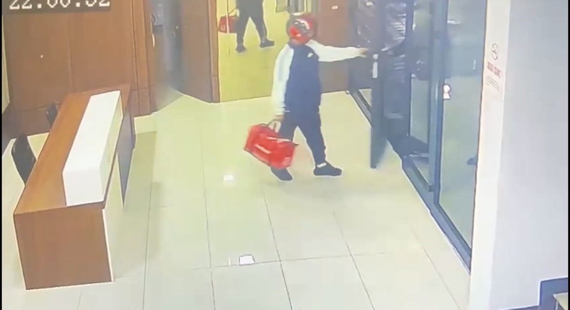 KURYE KILIĞIYLA GİRDİLER, SİLAHLA ALIKOYDULAR ÖZEL HAREKAT KAPILARI KOÇBAŞIYLA KIRDI