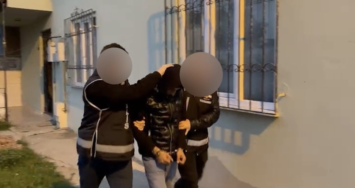 KURYE KILIĞIYLA GİRDİLER, SİLAHLA ALIKOYDULAR ÖZEL HAREKAT KAPILARI KOÇBAŞIYLA KIRDI