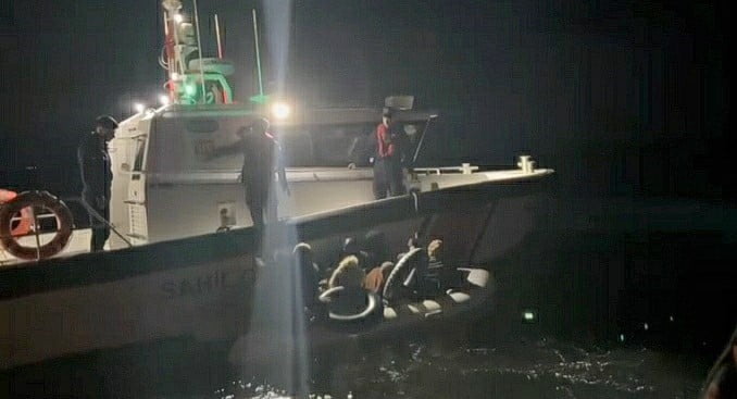 KUŞADASI AÇIKLARINDA GÖÇMEN OPERASYONU: 10 KİŞİ YAKALANDI