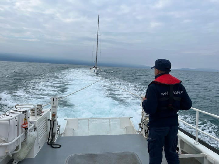 KUŞADASI AÇIKLARINDA MOTORU BOZULAN TEKNE KURTARILDI