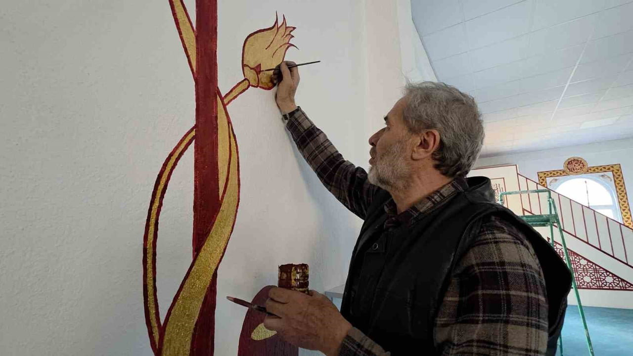 KÜTAHYA'DA GÖREV YAPAN İMAM HATİP OSMAN ARSLAN, 25 YILDIR GÖREV YAPTIĞI TÜM CAMİLERDE HAT VE...