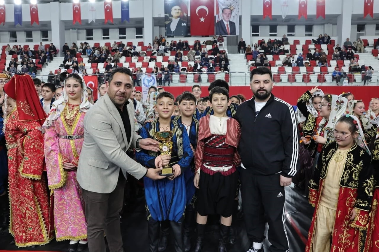 KÜTAHYA'DA HALK OYUNLARI COŞKUSU