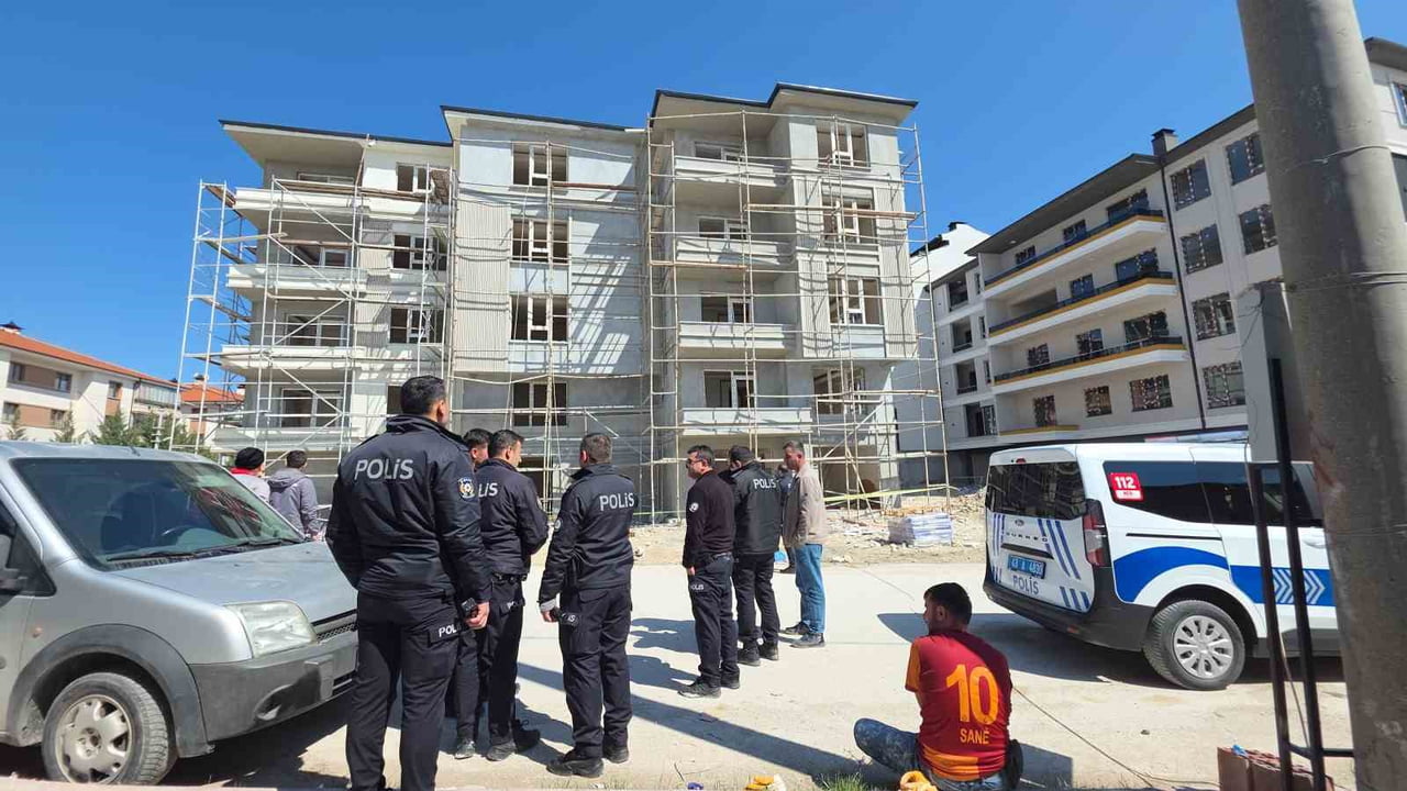 KÜTAHYA'DA İSKELE ÇÖKTÜ: 2 İŞÇİ YARALANDI