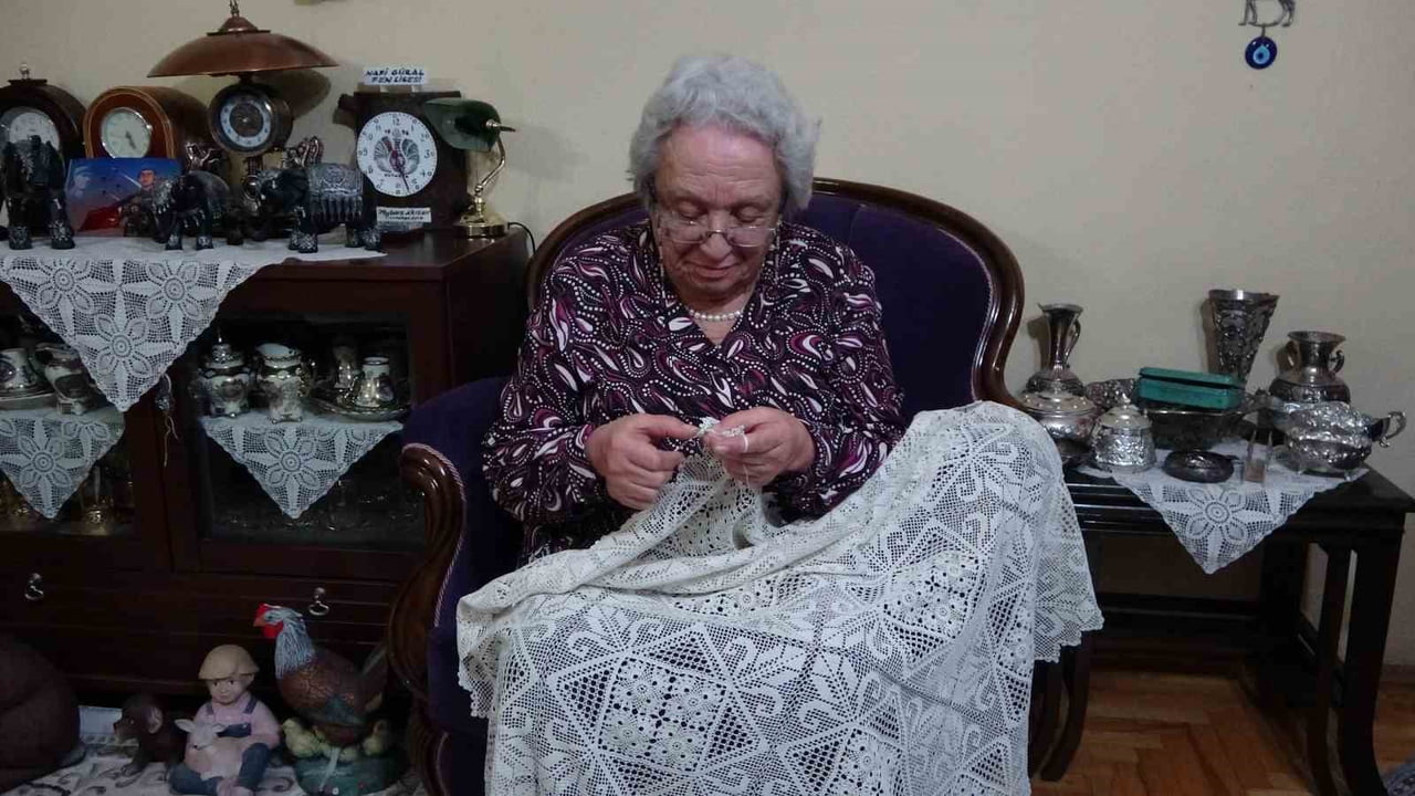 KÜTAHYA'DA YAŞAYAN 78 YAŞINDAKİ KADIN, TAM 70 YILDIR ÖRGÜ ÖREREK HEM AİLE BÜTÇESİNE KATKI SAĞLIYOR...