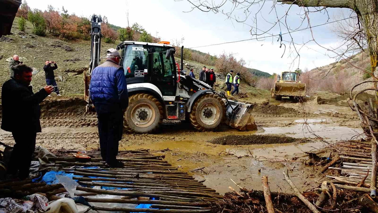 KÜTAHYA'NIN TAVŞANLI İLÇESİNE BAĞLI KARAKAYA KÖYÜNDE YAPAY GÖLETİN TAŞMASI SONUCU BİR EV VE AHIR...