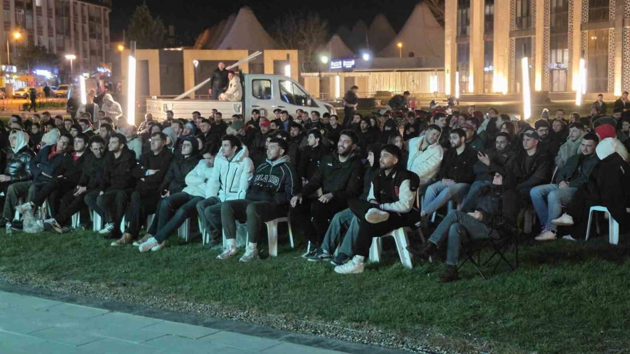 KÜTAHYA’DA MİLLİ MAÇ COŞKUSU DEV EKRANA TAŞINDI