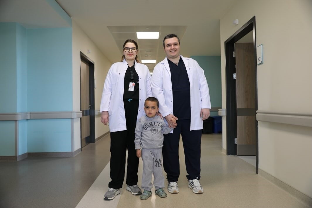 KÜTAHYA’DA MİNİK HASTAYA HAYAT VEREN KRİTİK OPERASYON