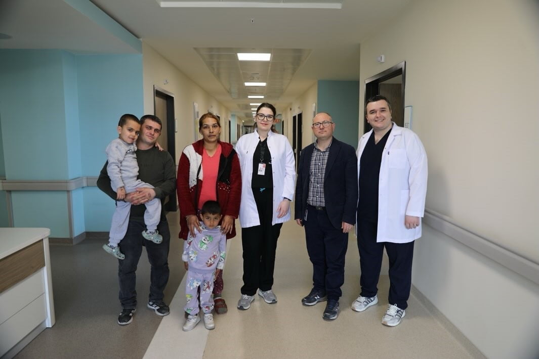 KÜTAHYA’DA MİNİK HASTAYA HAYAT VEREN KRİTİK OPERASYON