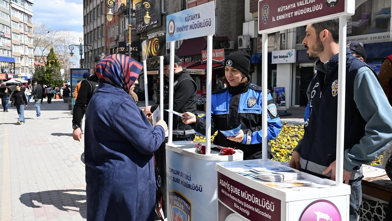 KÜTAHYA’DA POLİS HAFTASI’NDA BİLGİLENDİRME STANTLARI KURULDU