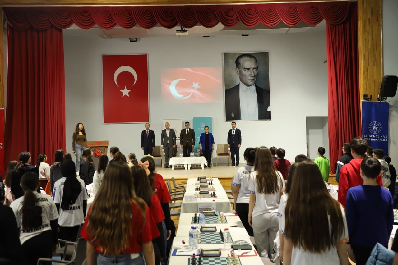 KÜTAHYA’DA SATRANÇ HEYECANI BAŞLADI: 350 GENÇ STRATEJİYLE YARIŞIYOR