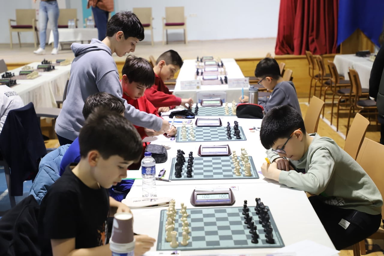 KÜTAHYA’DA SATRANÇ HEYECANI BAŞLADI: 350 GENÇ STRATEJİYLE YARIŞIYOR