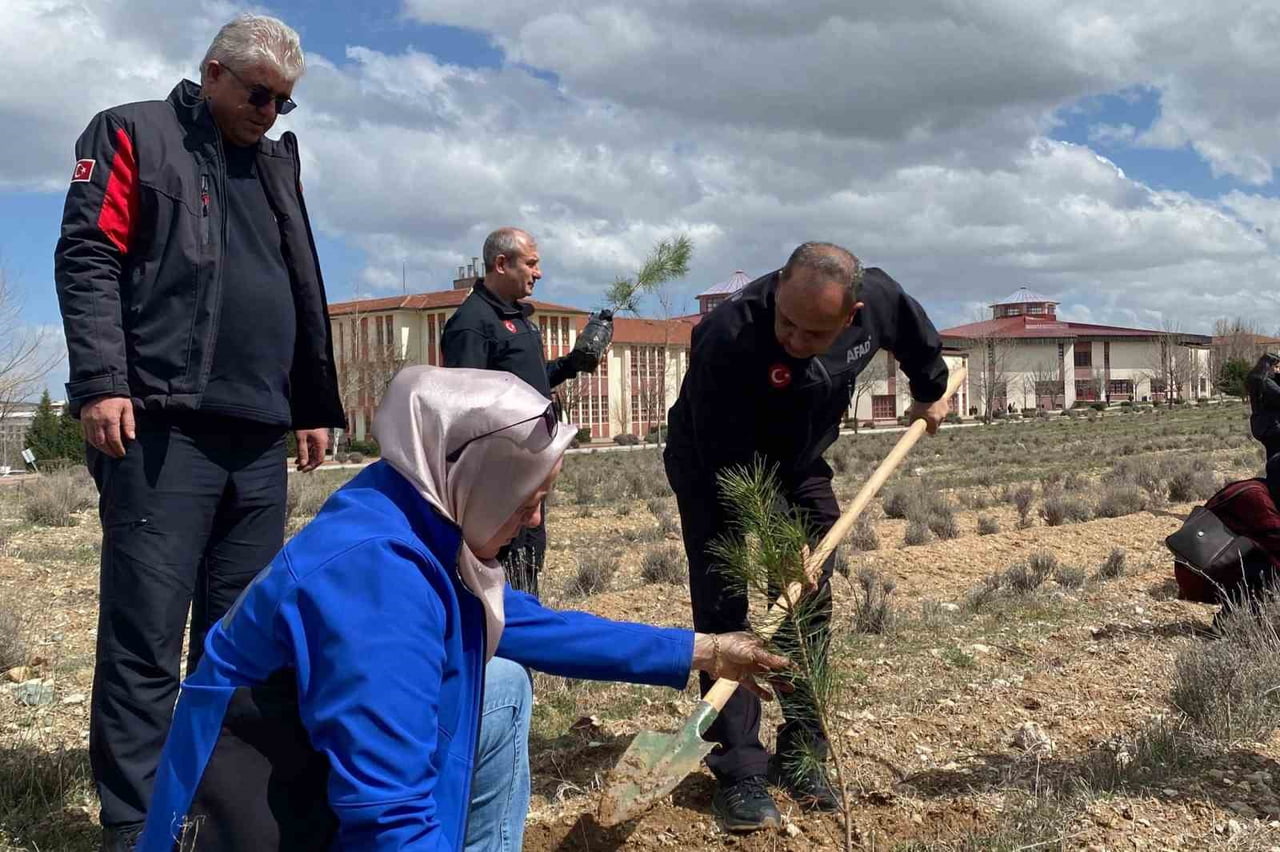 KÜTAHYA’DA ŞEHİT İTFAİYE ERİ ANISINA FİDAN DİKİLDİ