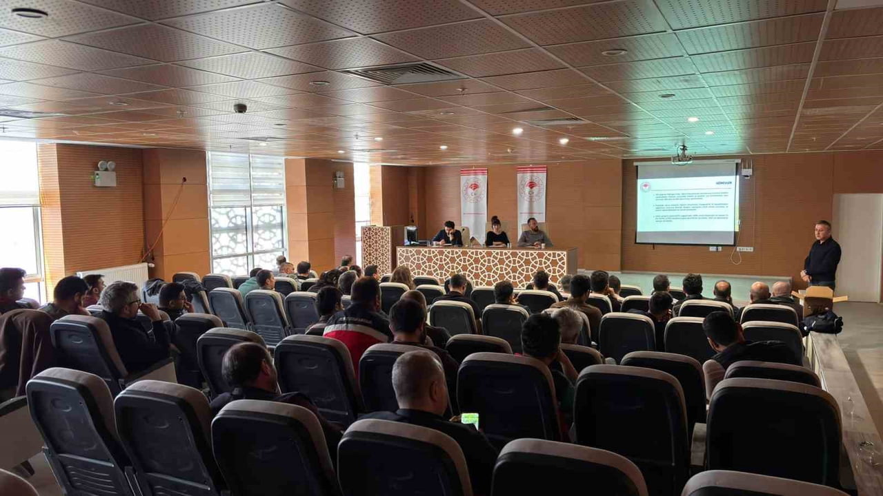 KÜTAHYA’DA VETERİNER HEKİMLERE HİZMET İÇİ EĞİTİM DÜZENLENDİ